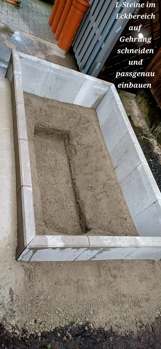 Eingebaute L-Steine, im Eckbereich auf Gehrung geschnitten