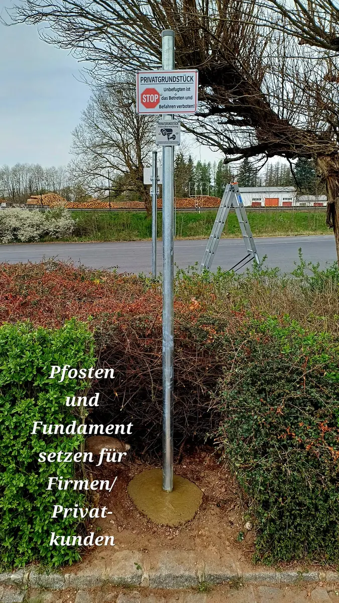 Gesetzter Pfosten mit Betonfundament für ein Privatgrundstück