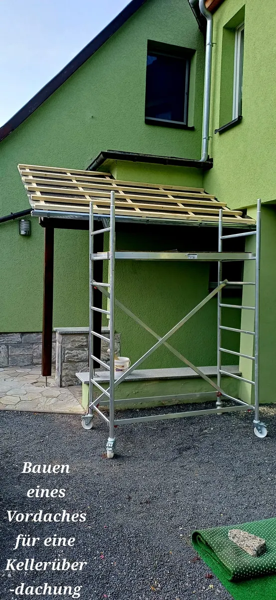Vordach für den Kellereingang im Bau, Unterkonstruktion und Dachlattung auf dem Gerüst
