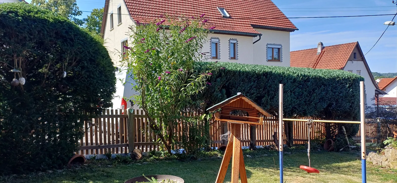 Geschnittene Hecke und Vorgarten an einem Wohnhaus